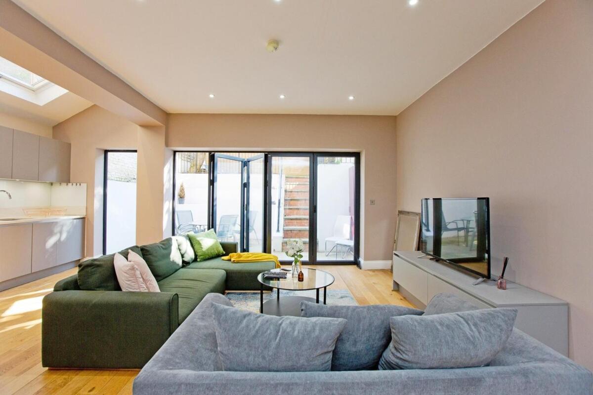 Spacious 3 Bd Flat In For Families No 2 Apartment London
